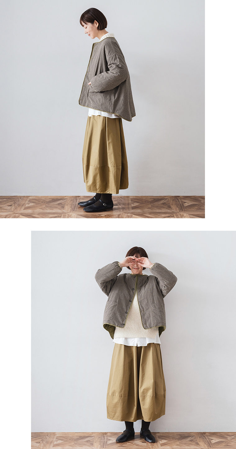 リバーシブルキルティングジャケット（ギンガムチェック）を着た女性のディテール写真