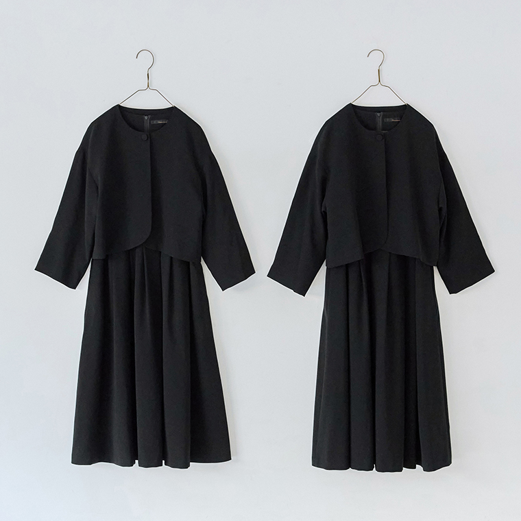 Luuna miu【ブラックフォーマル】大切な日のジャケット＆ワンピースセットをハンガーに掛けた商品画像