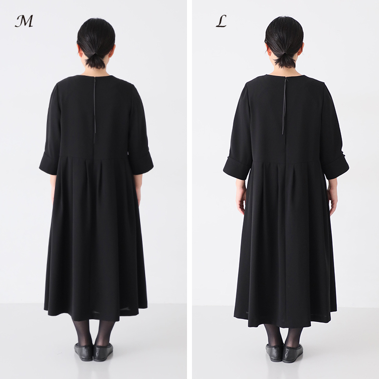 ワンピースのMサイズとLサイズを比較した着用画像（後ろ姿）