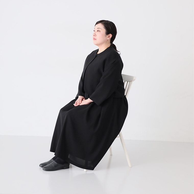 ワンピースを着た人物が椅子に座っている着用画像