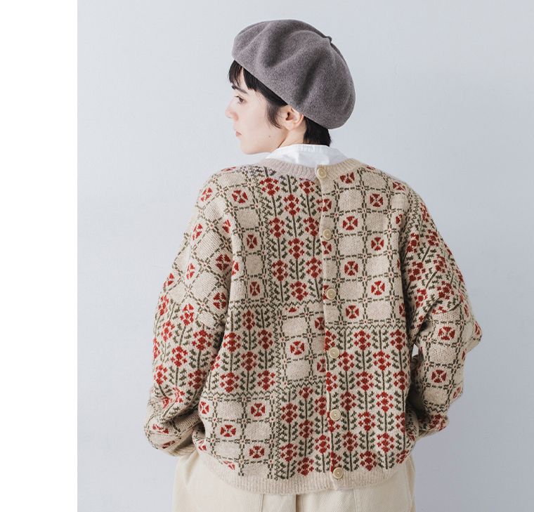 パッチワーク柄2wayカーディガン(オートミール×マルチ)のプルオーバー風の着こなしの上半身後ろ