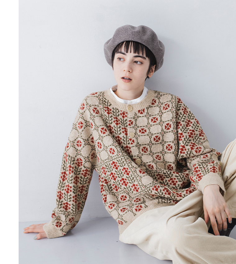 パッチワーク柄2wayカーディガン(オートミール×マルチ)の座ったカット