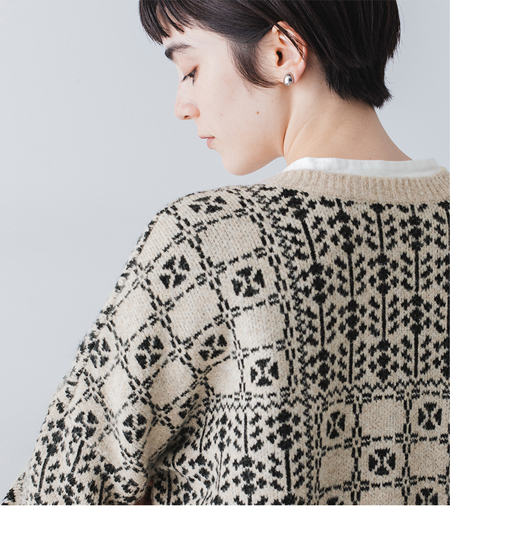 パッチワーク柄2wayカーディガン(オートミール×ブラック)の上半身寄り後ろアップ