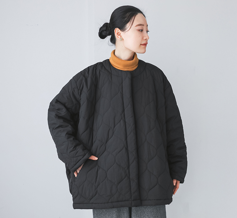 ワイドキルティングジャケットを着た女性の横向きシルエット