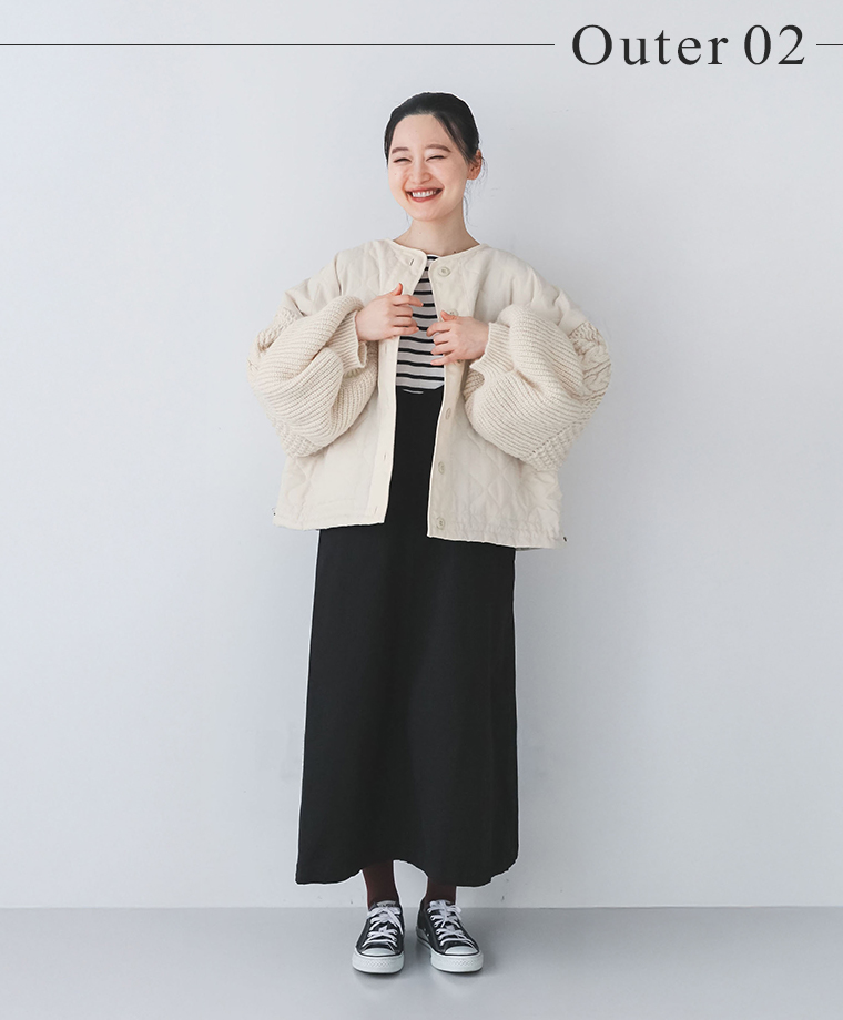 en hautのノーカラークロップドキルティングニットブルゾンを着た女性の正面コーディネート