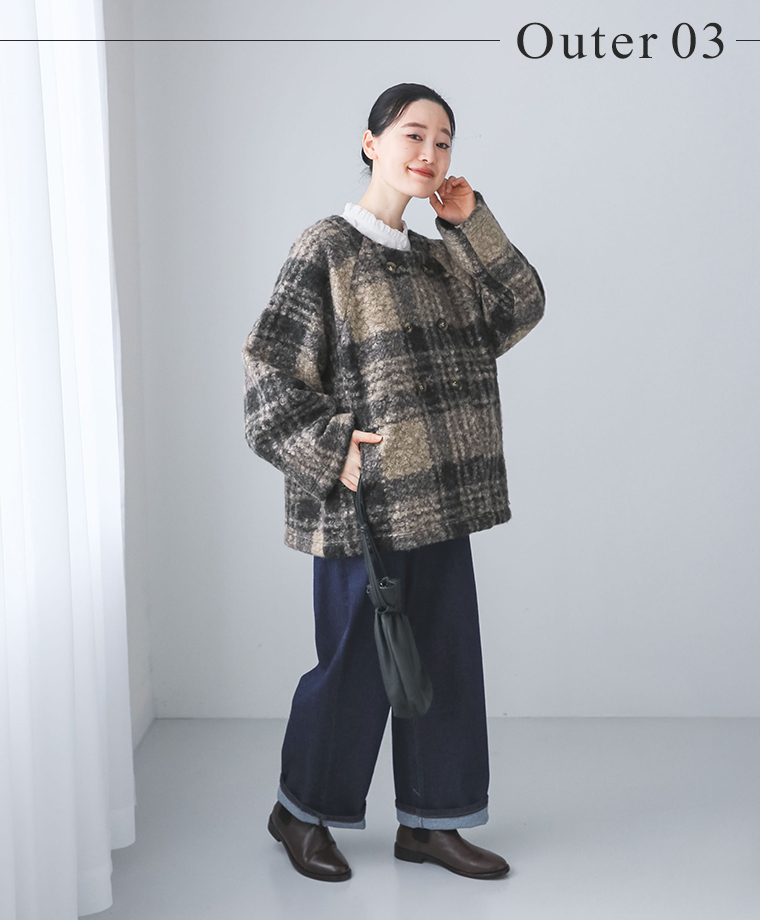 le colisのブークレーポンチョコートを着た女性の正面コーディネート