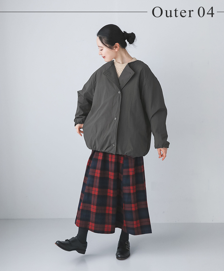 kermuの保温中綿「Zermoly」ノーカラーハーフコートとチェック柄スカートを合わせた女性の正面コーディネート