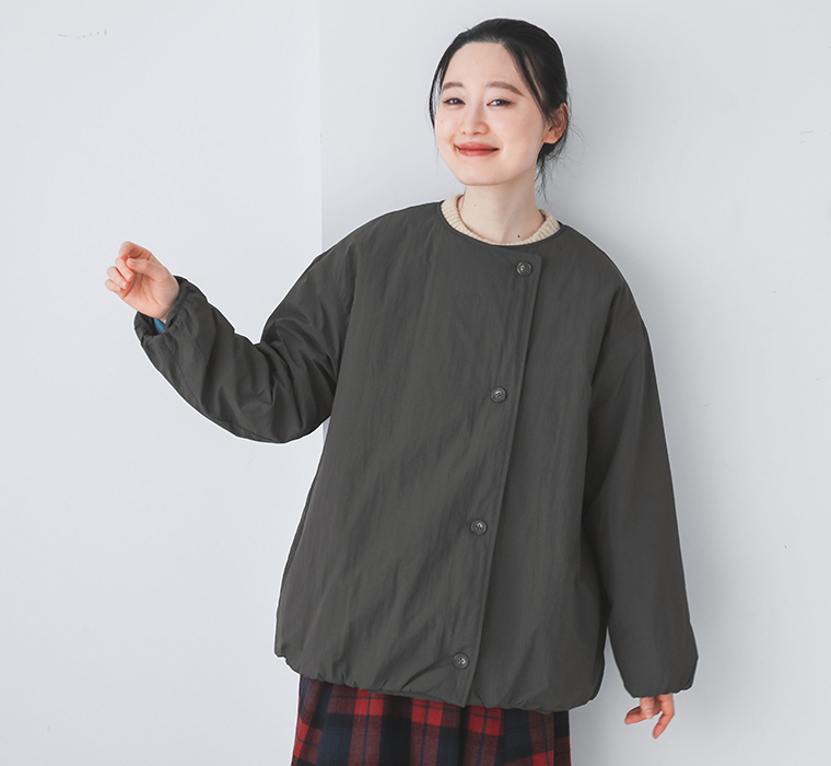 保温中綿「Zermoly」ノーカラーハーフコートを着た女性の着用アップ