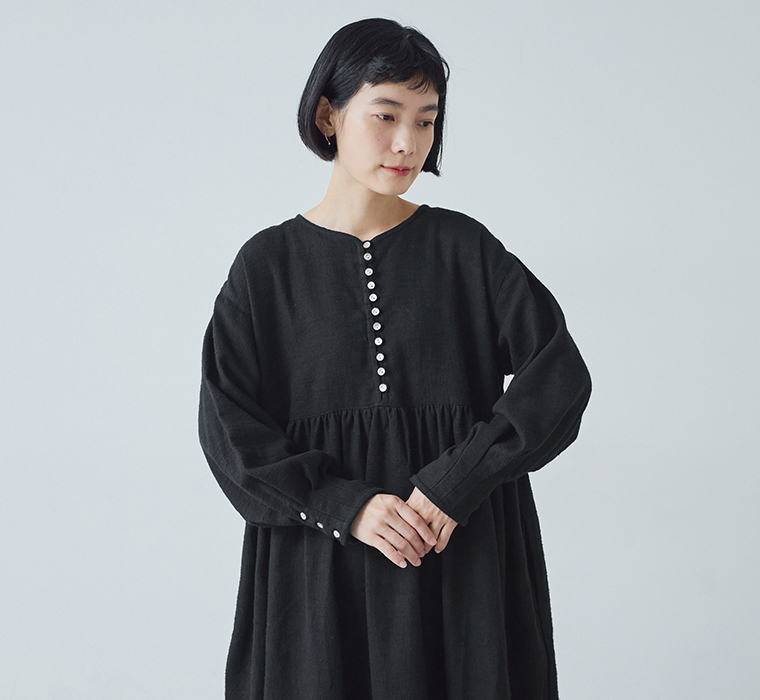 上半身カット（胸もと?袖）