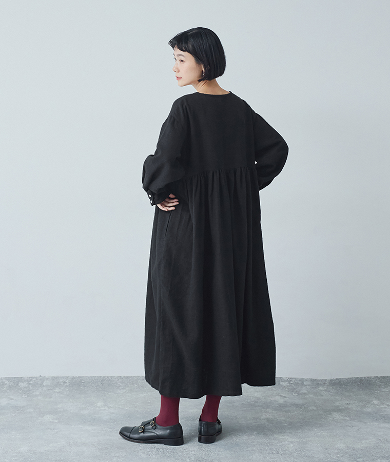 後ろ姿の全身カット（黒ワンピース）