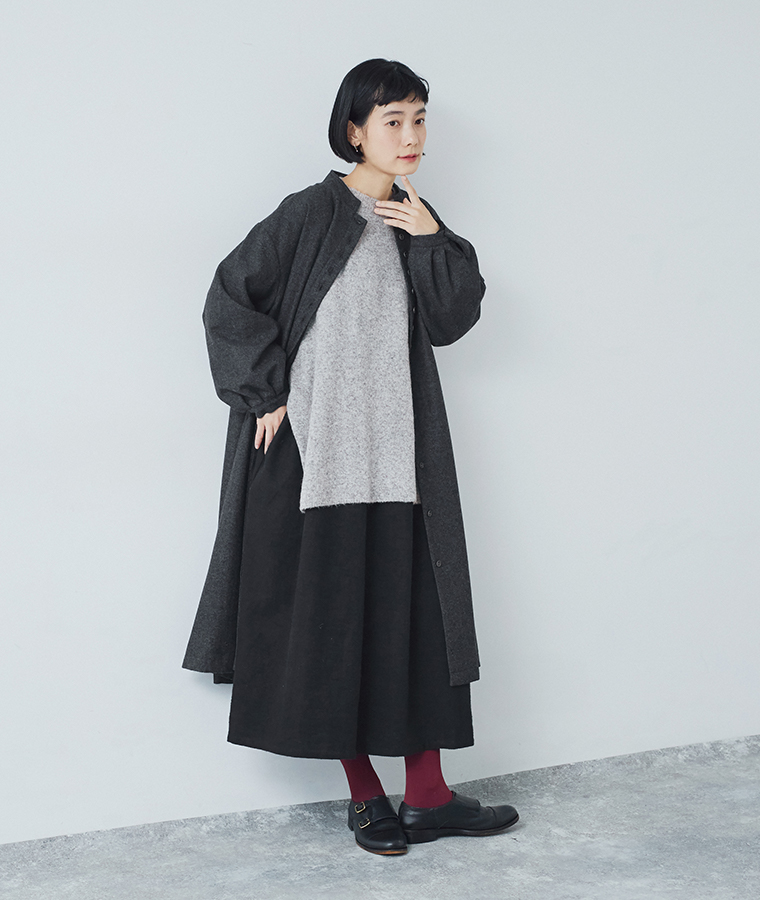 アウター重ねの全身コーデ（グレー × ブラック）