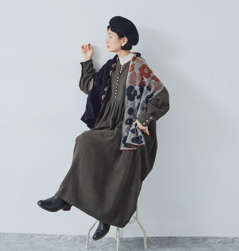 椅子に座った秋冬コーデ（ストール重ね）