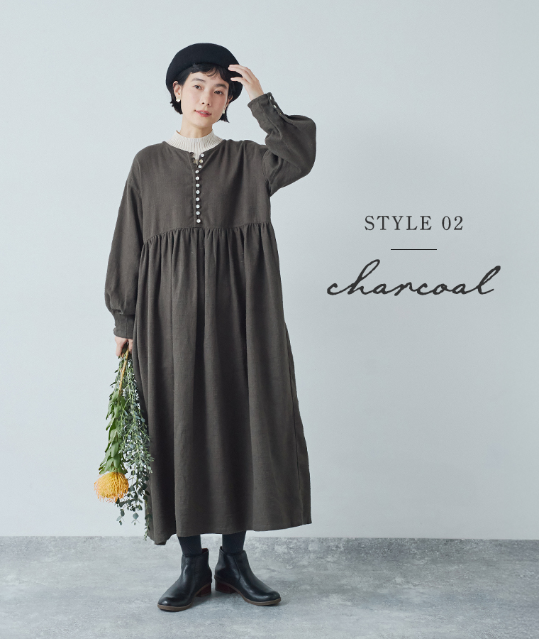 STYLE 02 立ち姿（花を持つチャコールワンピ）