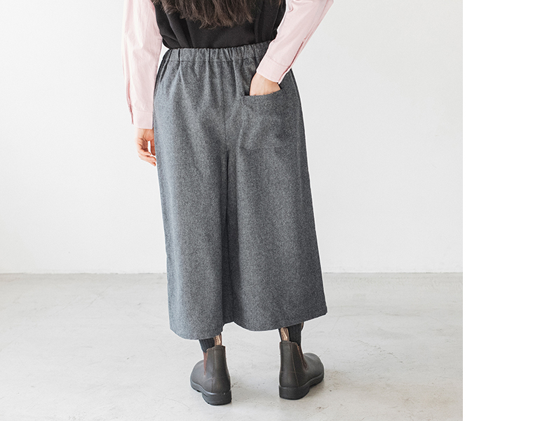 ウールミックスガウチョパンツ（ダークグレー）のバックシルエット