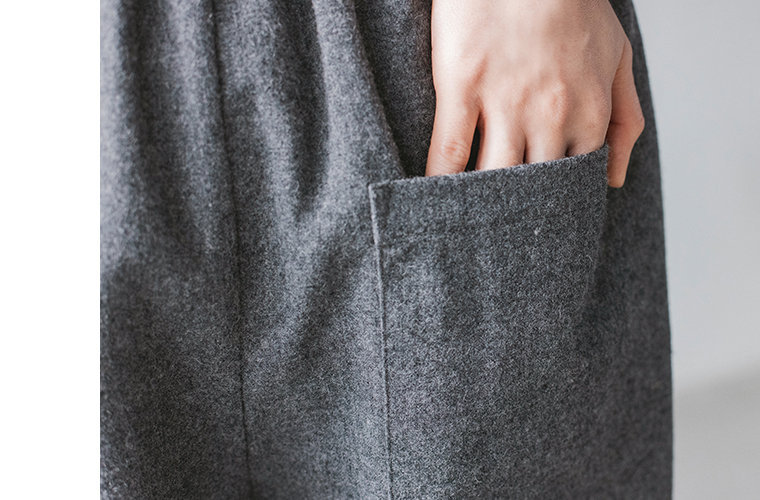 ウールミックスガウチョパンツ（ダークグレー）のポケットディテール