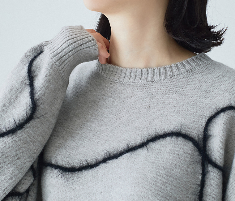 抽象ライン入りグレーニットの正面シルエットと素材感