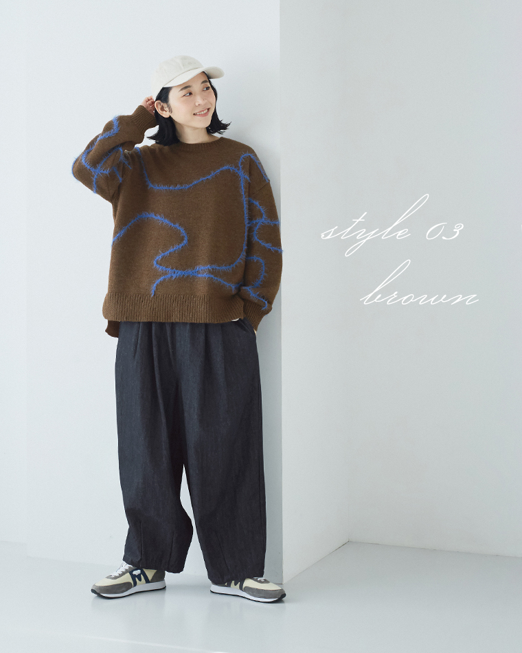 抽象ライン入りブラウンニットをワイドパンツとキャップに合わせた正面コーディネート