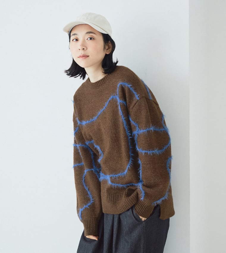 抽象ライン入りブラウンニットの正面シルエットと素材感