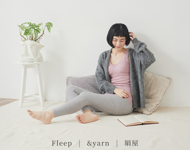 Fleep「シンプルシリーズ カップ付タンクトップ」とレギンスを着てくつろぐ女性のコーディネート