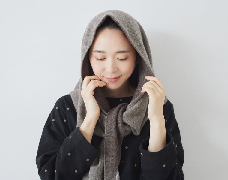 &yarn「ウールカシミヤトライアングルストール」を頭まで包むアレンジで、ぬくもりに包まれる女性