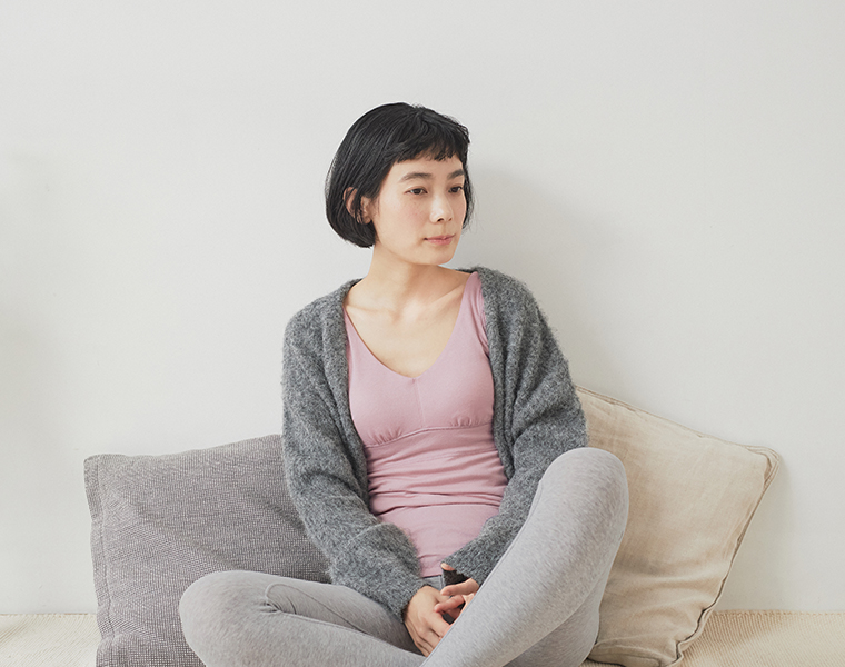 Fleep「シンプルシリーズ カップ付タンクトップ」を着て、ソファでリラックスする女性