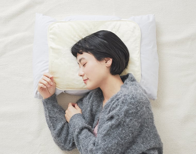 絹屋「【おやすみケア】思わず頬ずりしたくなるシルクの枕カバー」で心地よく眠る女性