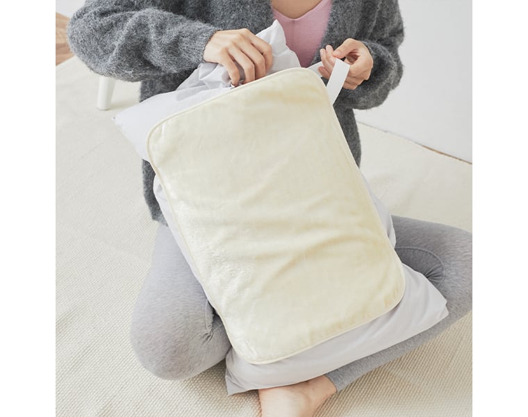 絹屋「【おやすみケア】思わず頬ずりしたくなるシルクの枕カバー」を枕に装着している様子