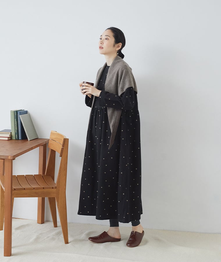 &yarn「ウールカシミヤトライアングルストール」を肩に掛け、Fleep「コンフォートロングレギンス」と合わせた冬のリラックスコーデ。