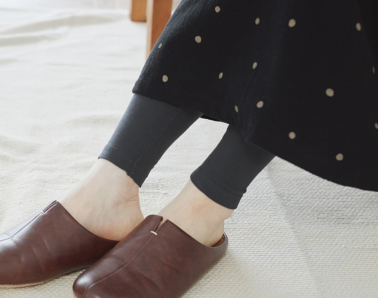 Fleep「コンフォートロングレギンス」を重ね着し、冬の装いにあたたかさを添える足元のアップ。
