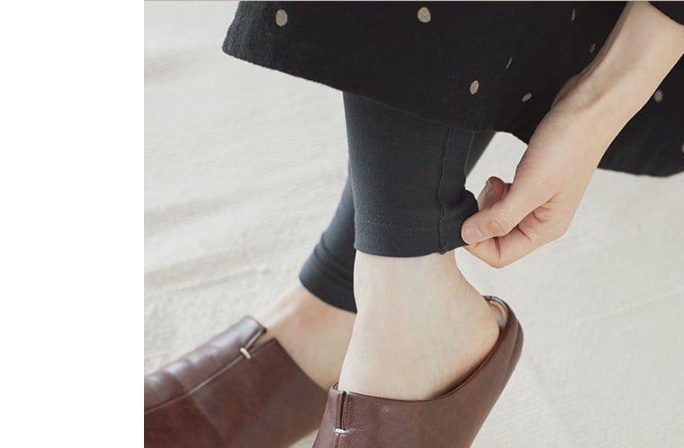 Fleep「コンフォートロングレギンス」のやわらかな生地感と裾ディテールを写した手元のアップ