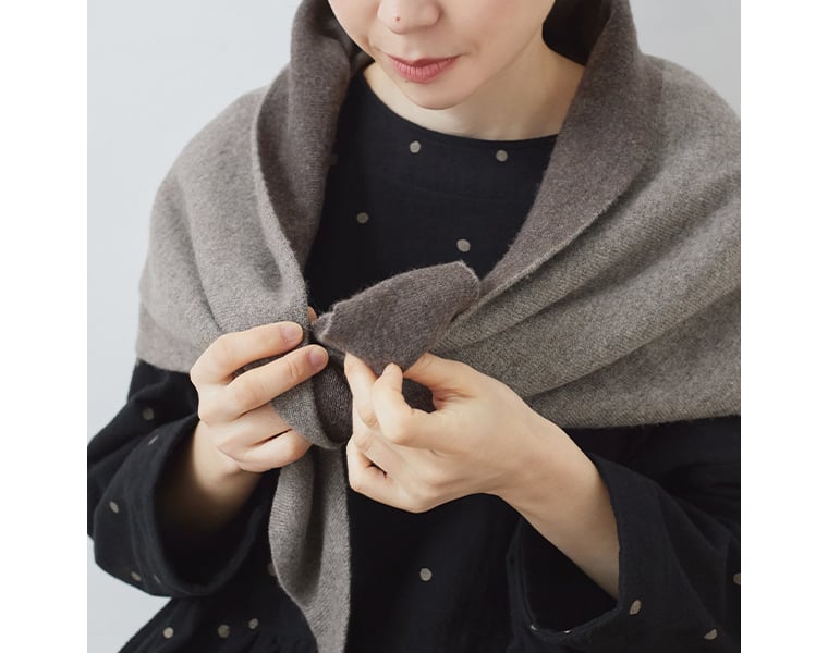 &yarn「ウールカシミヤトライアングルストール」を結ぶ手元のディテール