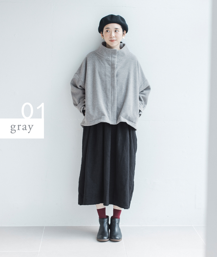 別注｜スタンド襟ショートコート（ライトグレー）とブラックのスカートを合わせたコーディネート