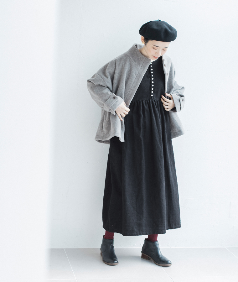 別注｜スタンド襟ショートコート（ライトグレー）とブラックのワンピースを合わせた正面全身コーディネート