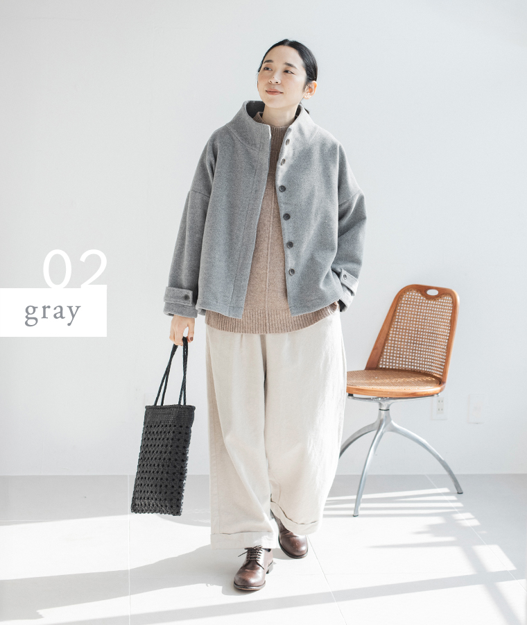 別注｜スタンド襟ショートコート（ライトグレー）とホワイトのワイドパンツを合わせた正面コーディネート