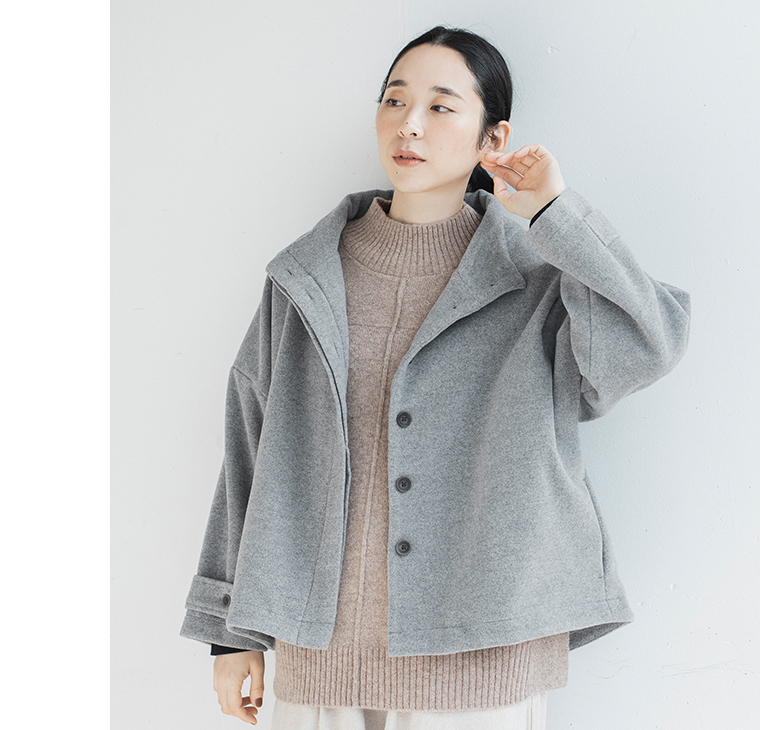 別注｜スタンド襟ショートコート（ライトグレー）とベージュのニットを合わせた正面コーディネート