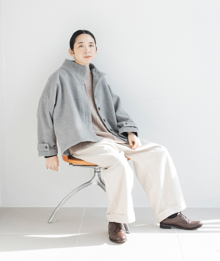 別注｜スタンド襟ショートコート（ライトグレー）とクリーム色のワイドパンツを着た着席コーディネート