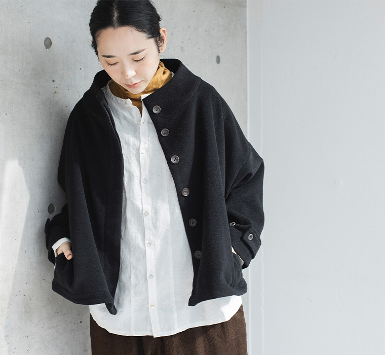 別注｜スタンド襟ショートコート（ブラック）とブラウンのパンツを着た正面上半身寄りコーディネート