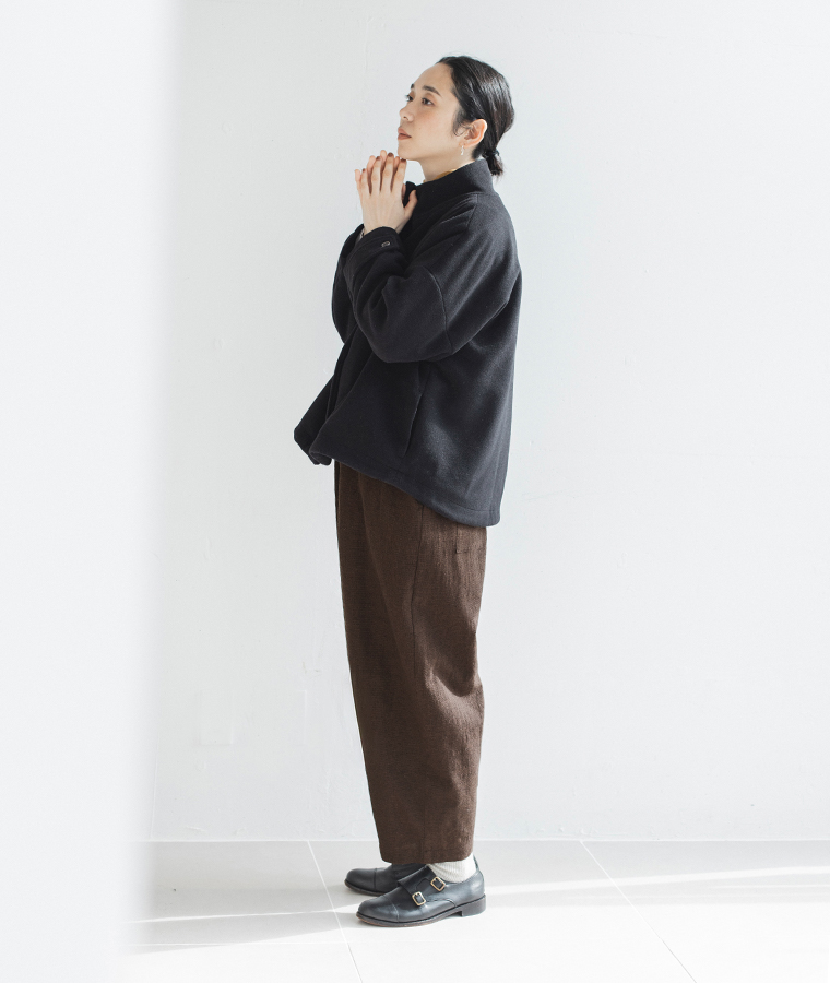 別注｜スタンド襟ショートコート（ブラック）を着た横向きのコーディネート