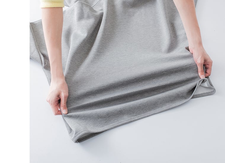 生地を横に引っ張って伸縮性を見せるカット