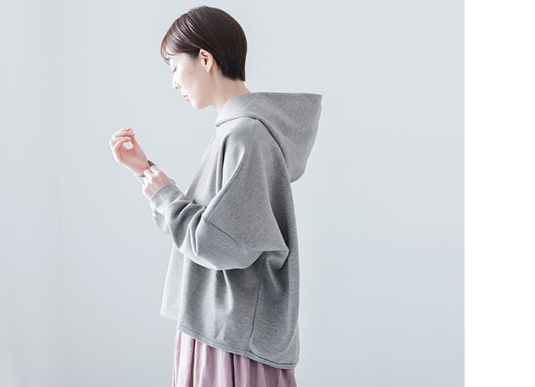 フード付きパーカーのサイドシルエット