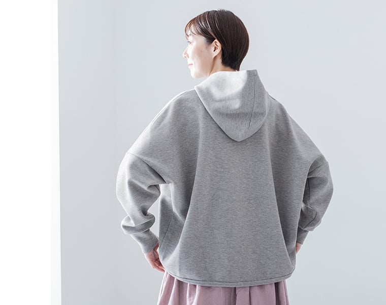 パーカーの後ろ姿（フードの形やシルエットが見える）