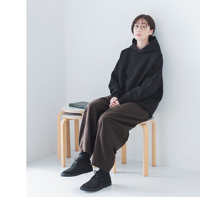 黒パーカー×ワイドパンツの着座シーン（真正面）