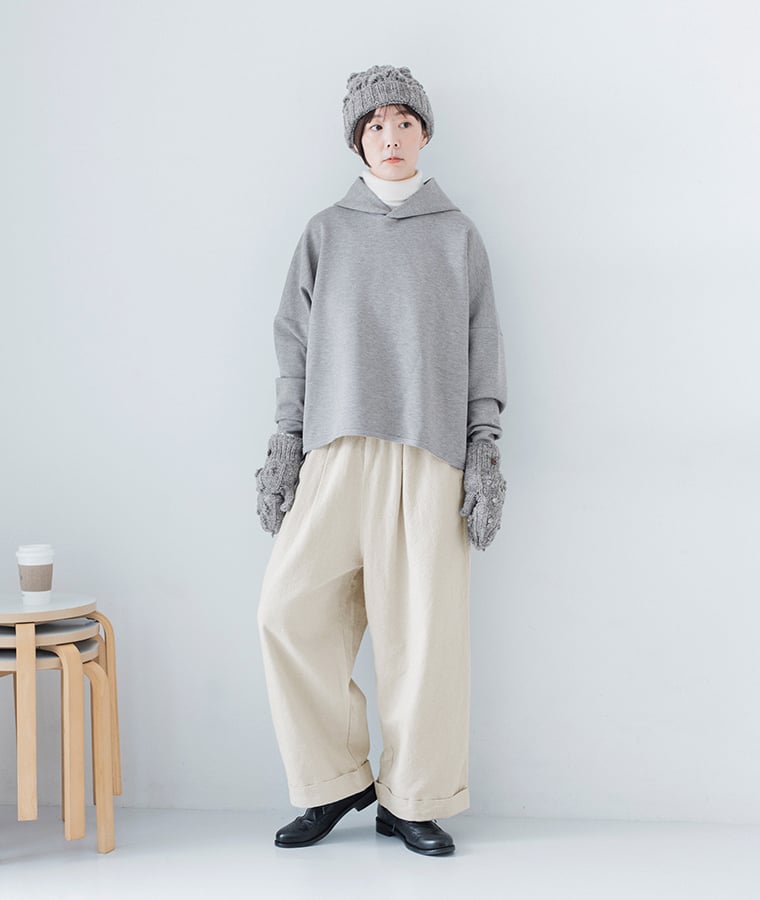 グレーパーカー×ワイドパンツ（ニット帽・手袋の冬コーデ）