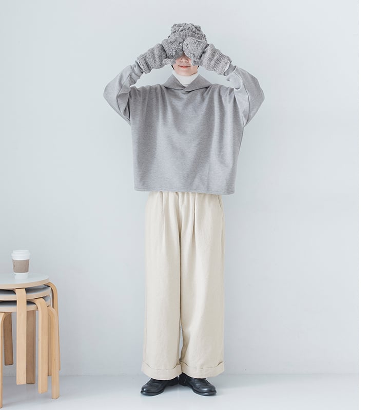 グレーパーカー・手袋を顔に当てる可愛いポーズ