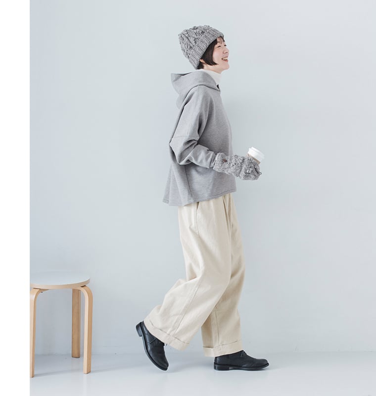 横向きで歩く姿（グレーパーカー・コーヒーを持つ）