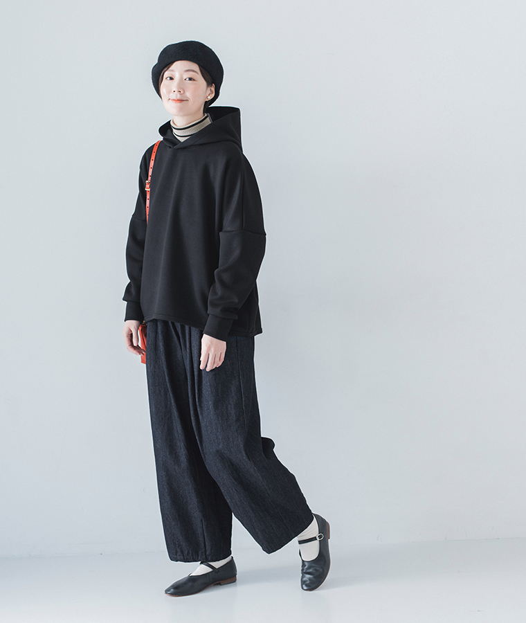 黒パーカー×デニムワイドパンツ・ベレー帽の全身コーデ