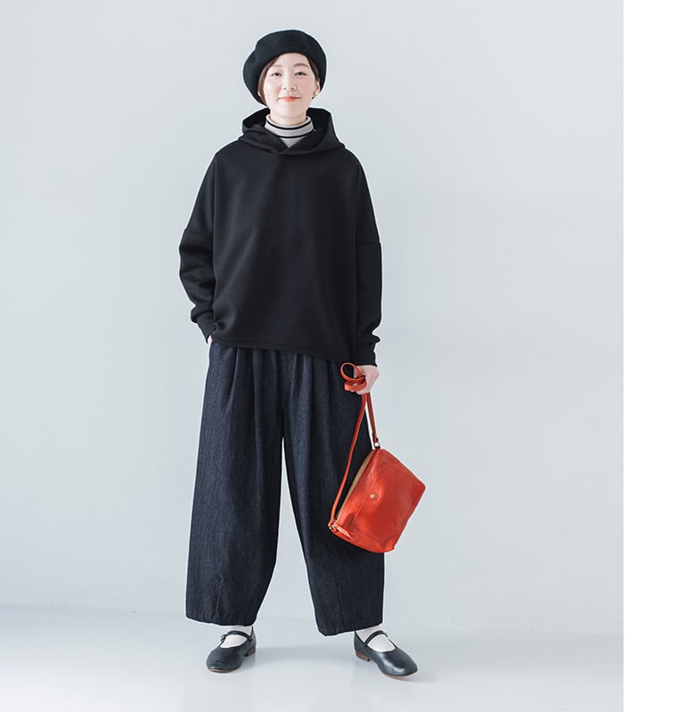 黒パーカー×赤バッグ（正面・立ち姿）