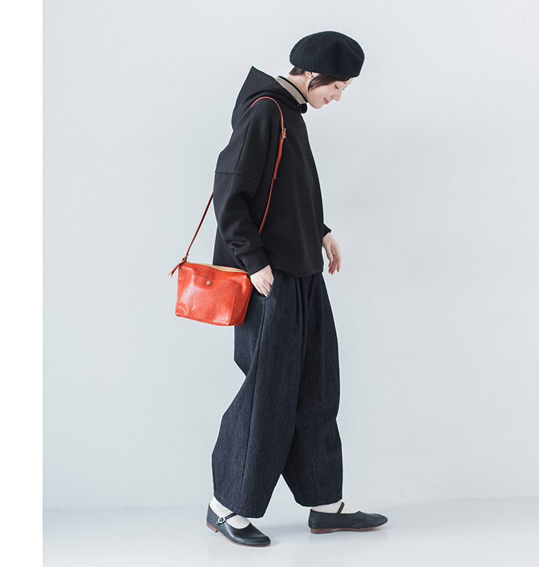 横向きで歩く姿・赤バッグ