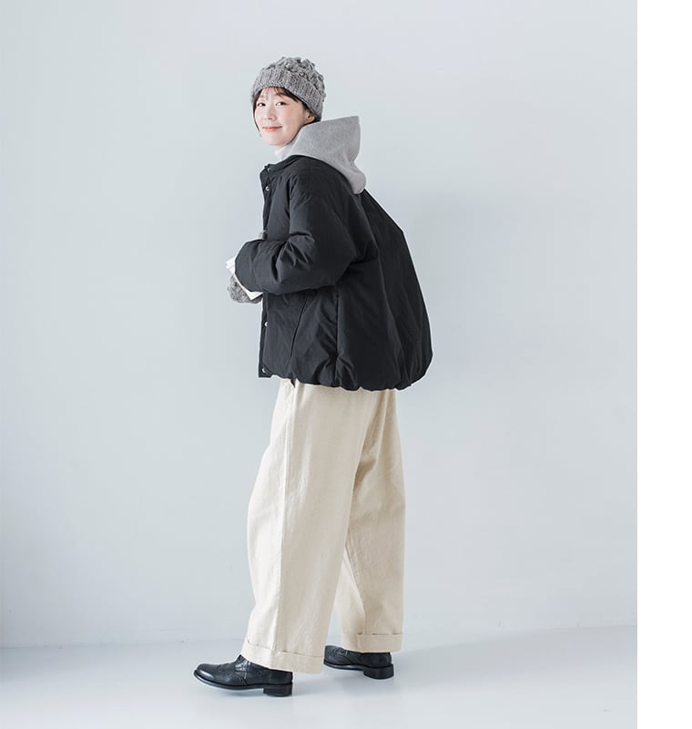 黒の中綿アウター × グレー パーカー × 生成ワイドパンツ