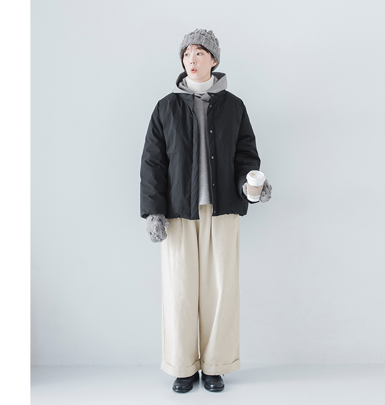 黒の中綿アウター × グレー パーカー × 生成ワイドパンツ